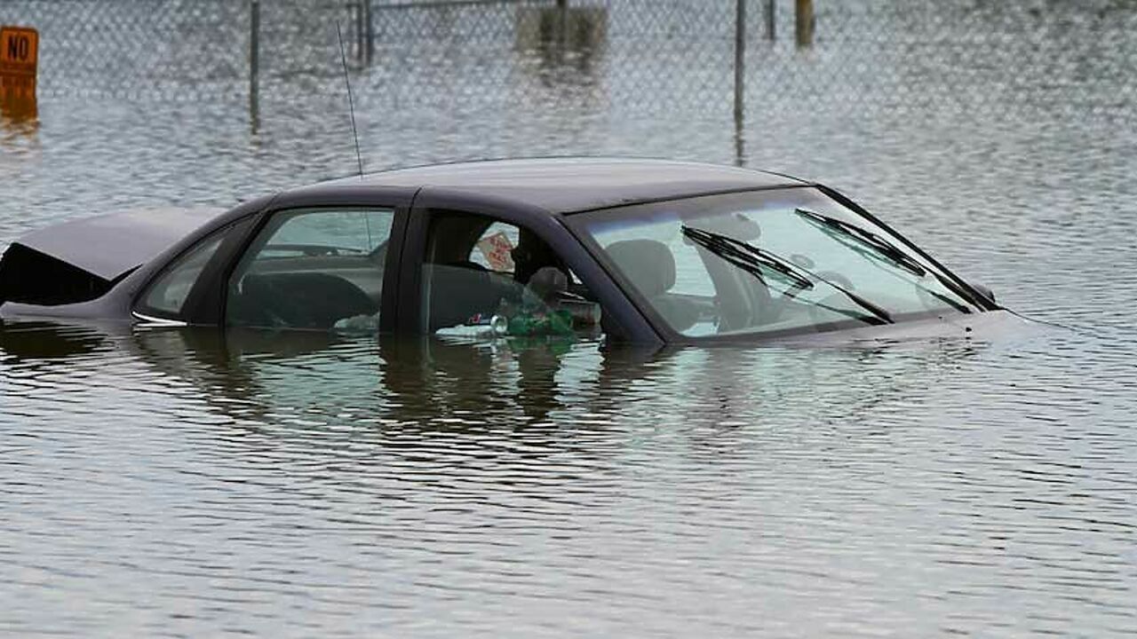 Затопленные автомобили. Машина тонет. Наводнение машины. Потоп машина.