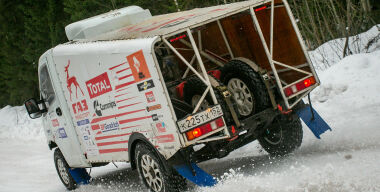 Трассу изрядно изрыли, «прокопали» до земли. На шипы нагрузка колоссальная и завтра нужно быть особенно острожным – очень скользко. Фото «АвтоВзгляд».