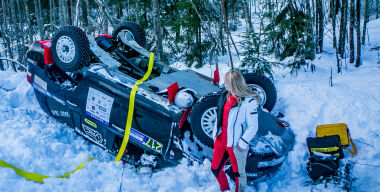 Мокрый снег очень опасен: стоит ошибиться со скоростью вхождения в поворот, и обочина затягивает машину. Фото «АвтоВзгляд».