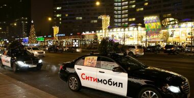 Тимур Бекмамбетов за рулем такси привез в центр Москвы целую кучу елок