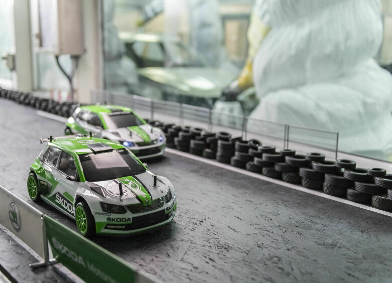 Изображение На заводе Skoda оборудовали трек для гонок игрушечных машин