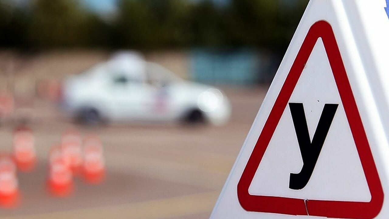 Учебный автомобиль на дороге