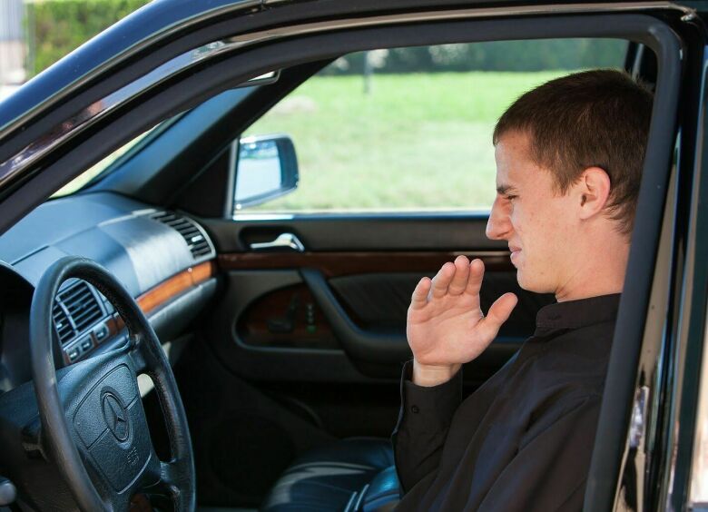 Изображение 3 причины возникновения неприятного запаха в салоне авто