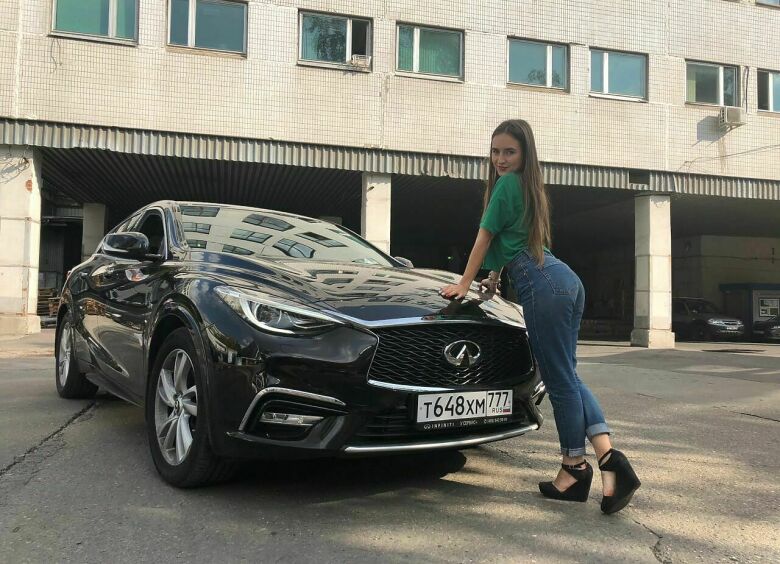 Изображение Видео тест-драйв Infiniti Q30: женский взгляд на брендовые косметички