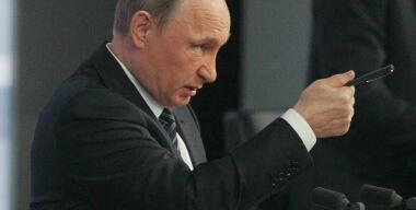 Путин окончательно запретил гаишникам снимать номера