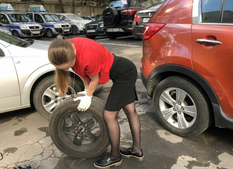 Изображение Девушка меняет колесо: домкрат под юбкой в первый раз