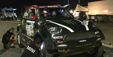 Ночью гонщики набираются сил перед следующим днем, а механики готовят технику