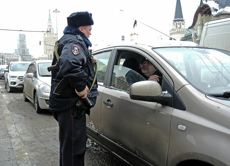 Изображение За перевозку родственников и друзей можно получить штраф в 15 000 рублей