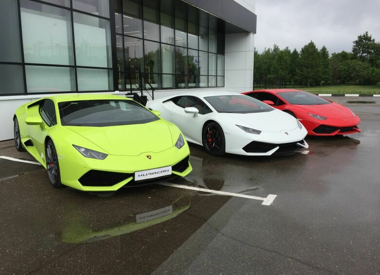 Изображение Приключения итальянцев в России: за Lamborghini выстроились очереди