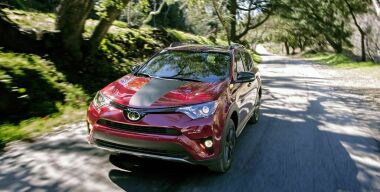 Toyota RAV4 против Volkswagen Tiguan: какой кроссовер популярнее