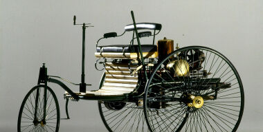 Компания Mercedes-Benz продает реплику самого первого автомобиля в мире