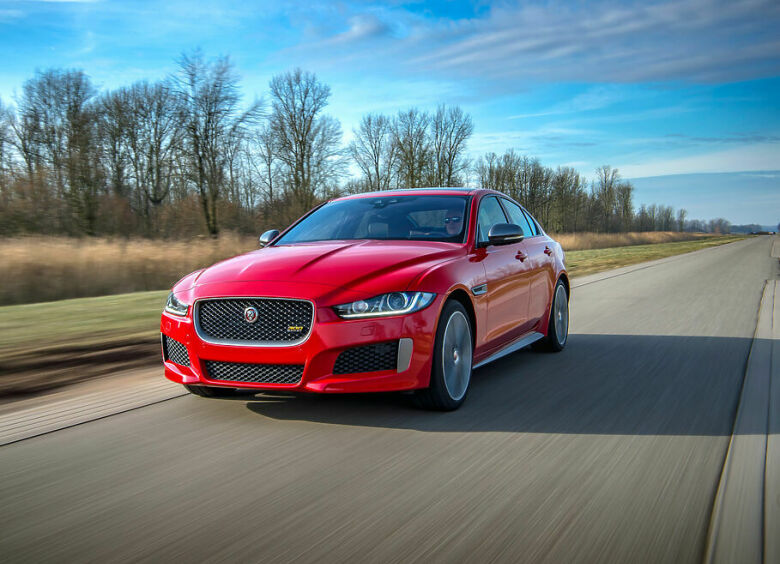 Изображение Jaguar XE и XF получили зажигательные версии 300 Sport