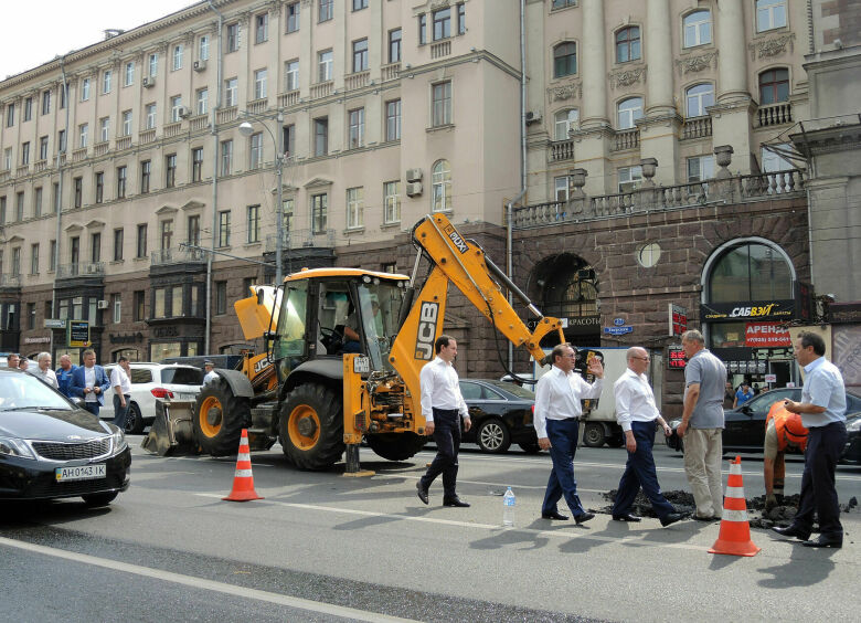 Изображение Власти призывают водителей стучать друг на друга, но не на дорожников