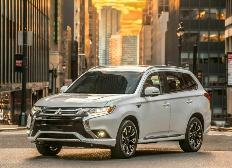 Изображение Кроссовер Mitsubishi Outlander получил новые версии и стал дешевле