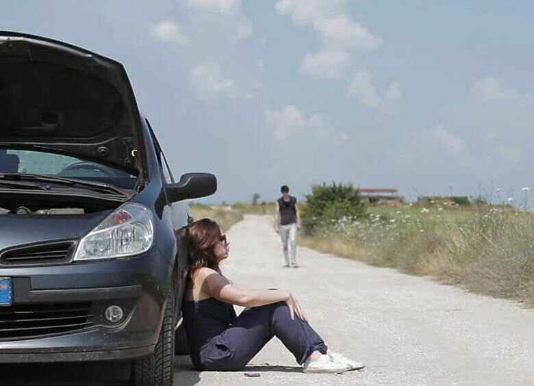 Изображение Что делают женщины, если в их машинах внезапно кончается бензин