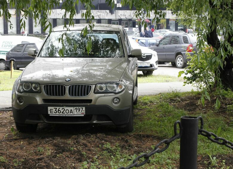 Изображение В КоАП РФ не будет штрафа за парковку на газоне