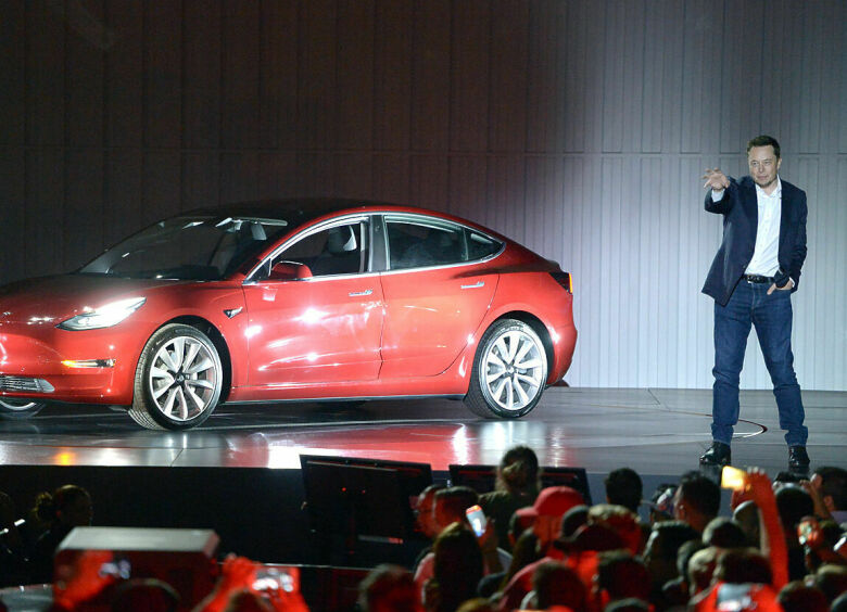 Изображение Осторожно, автомобили Tesla действительно собираются на коленке