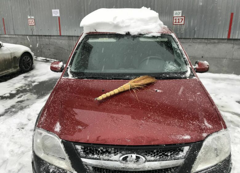 Изображение Чем опасен снег на крыше машины