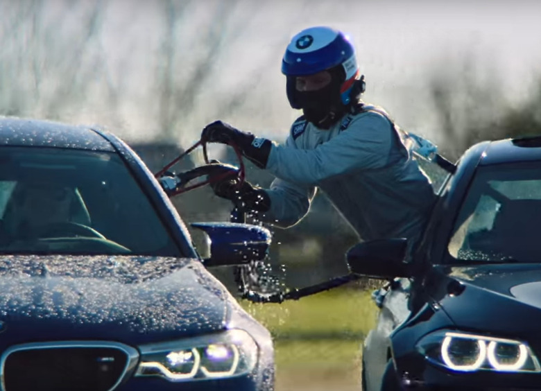 Изображение Инженеры BMW придумали, как заправлять автомобиль во время движения
