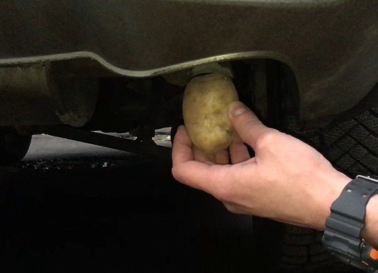 Изображение Можно ли отомстить соседу, забив картошку в выхлопную трубу его авто