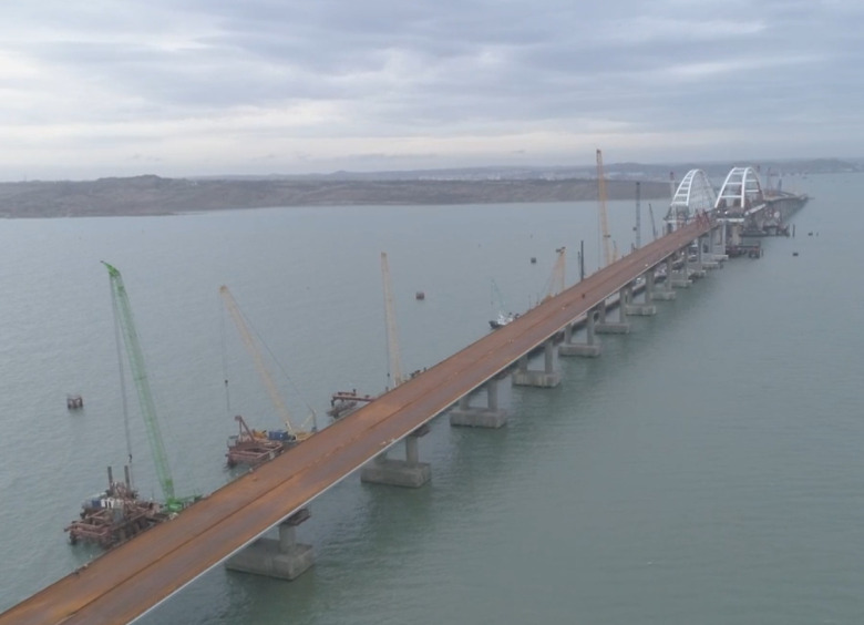 Изображение Завершено строительство опор автомобильного моста в Крым