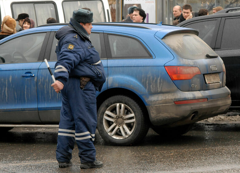 Изображение Отсутствие на стекле наклейки «Шипы» разорит водителя на десятки тысяч рублей