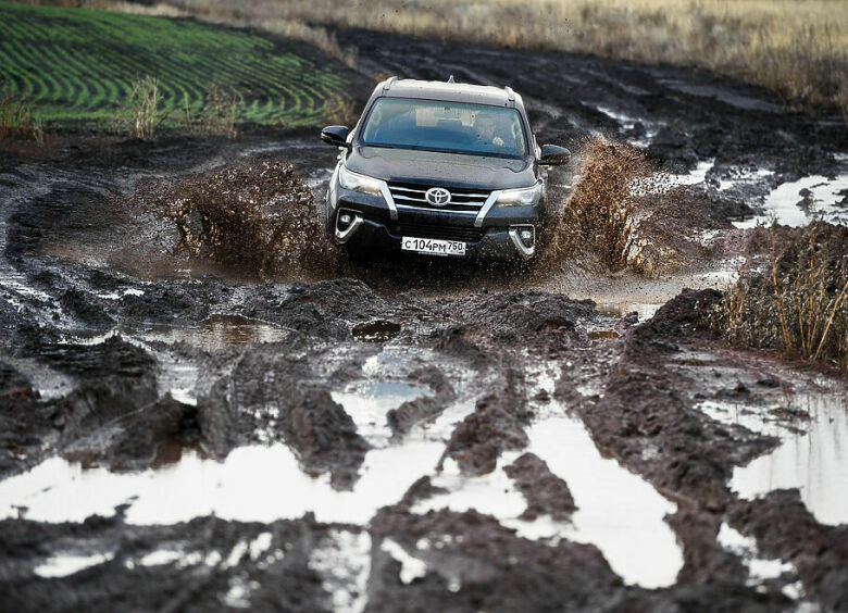 Изображение Тест-драйв второго поколения Toyota Fortuner: обед для Prado, закуска для Hilux