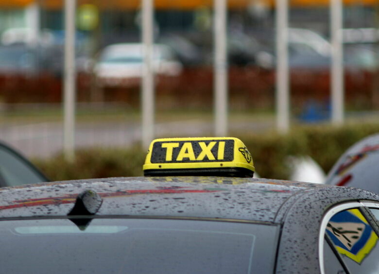 Изображение Молодые россияне отказываются от личных автомобилей в пользу такси