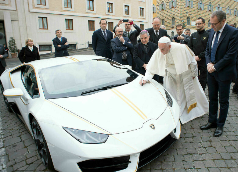 Изображение Папу римского пересадили на Lamborghini Huracan