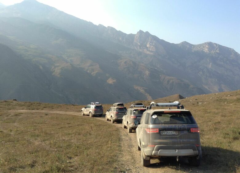 Изображение Land Rover Discovery благополучно спустился с гор