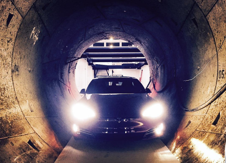 Изображение Илон Маск опустил Tesla Model S в тоннель под Лос-Анжелесом
