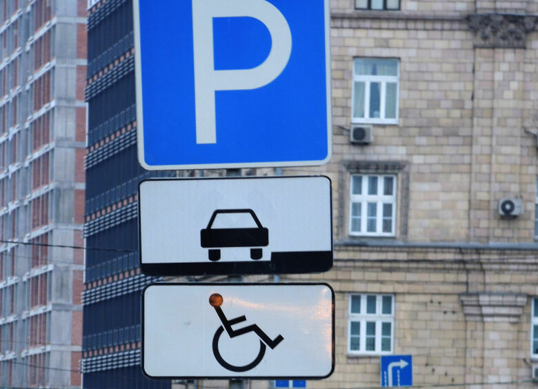 Изображение Можно ли парковаться на полукруглой разметке и рядом с местами для инвалидов