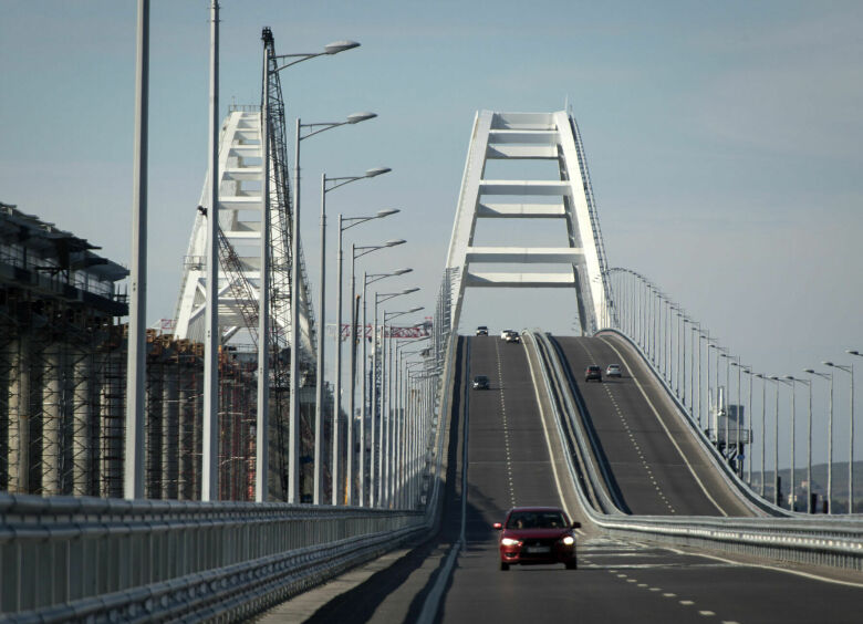 Изображение Автомобильный мост в Крым начали поднимать на опоры