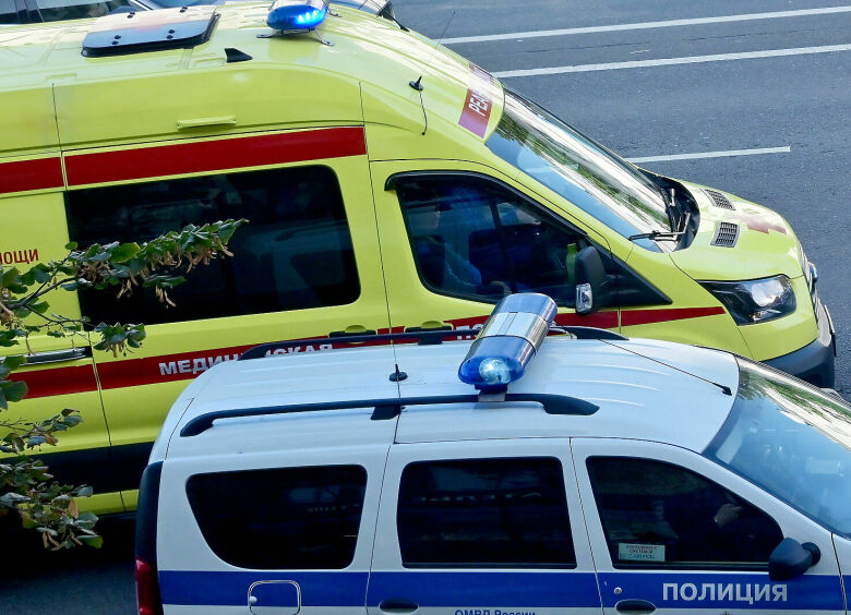 Изображение Золотой Mercedes сбил любительницу селфи в Сочи (видео)
