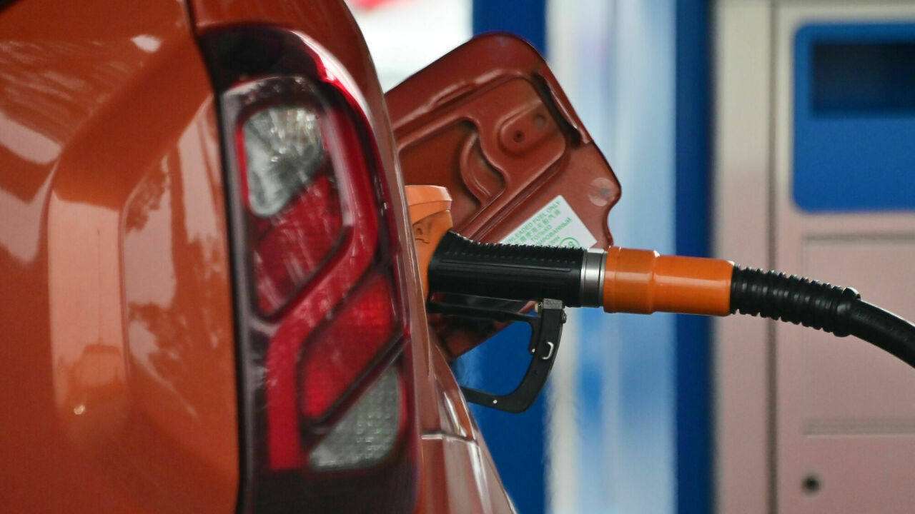 Чому лючок бензобака авто буває з різних боків: ТОП-3 головних причини