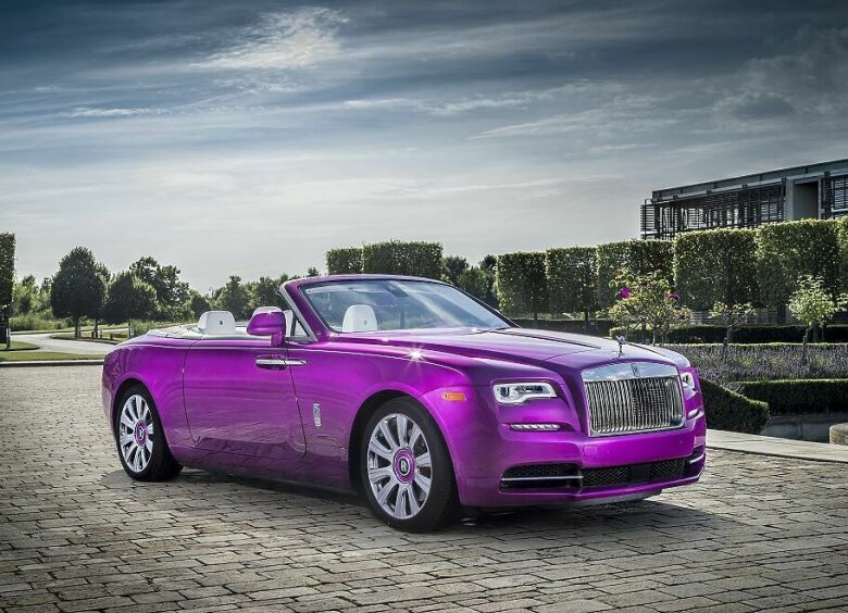 Изображение Кабриолет Rolls-Royce Dawn окрасили в необычный цвет фуксия