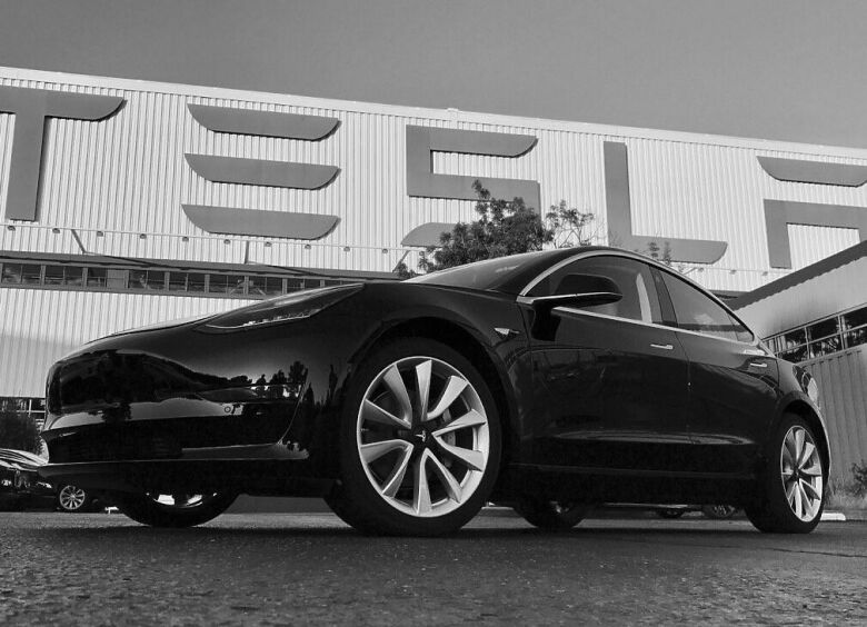 Изображение Илон Маск показал фотографию первой Tesla Model 3