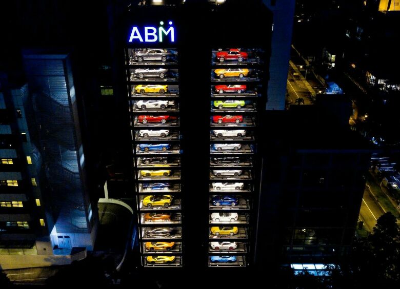 Изображение В Сингапуре построили автомат по продаже дорогих автомобилей