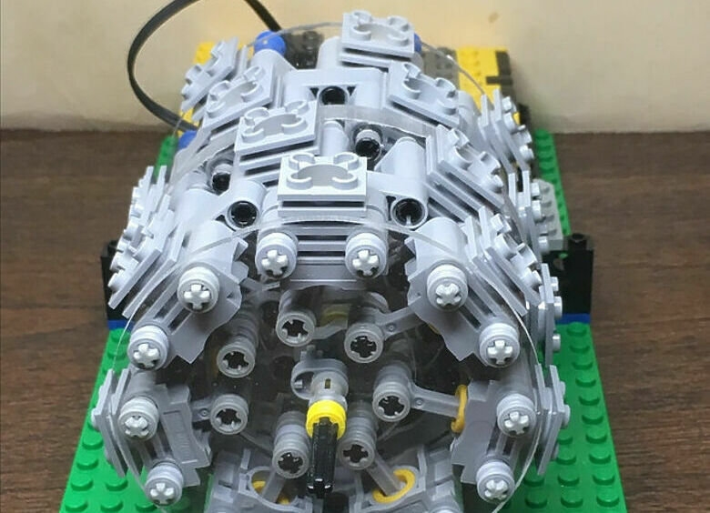 Изображение Из конструктора Lego собрали 28-цилиндровый мотор от бомбардировщика