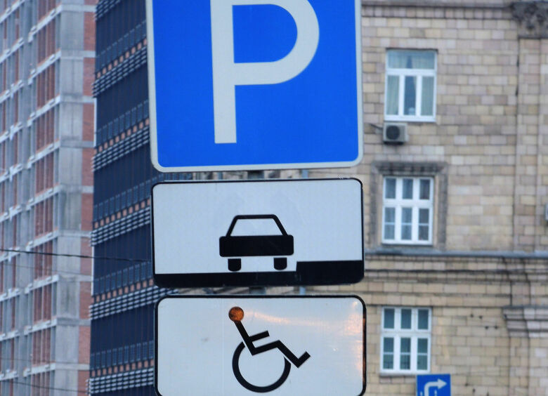 Изображение Инвалидам не разрешили бесплатно парковаться вне специально отведенных мест