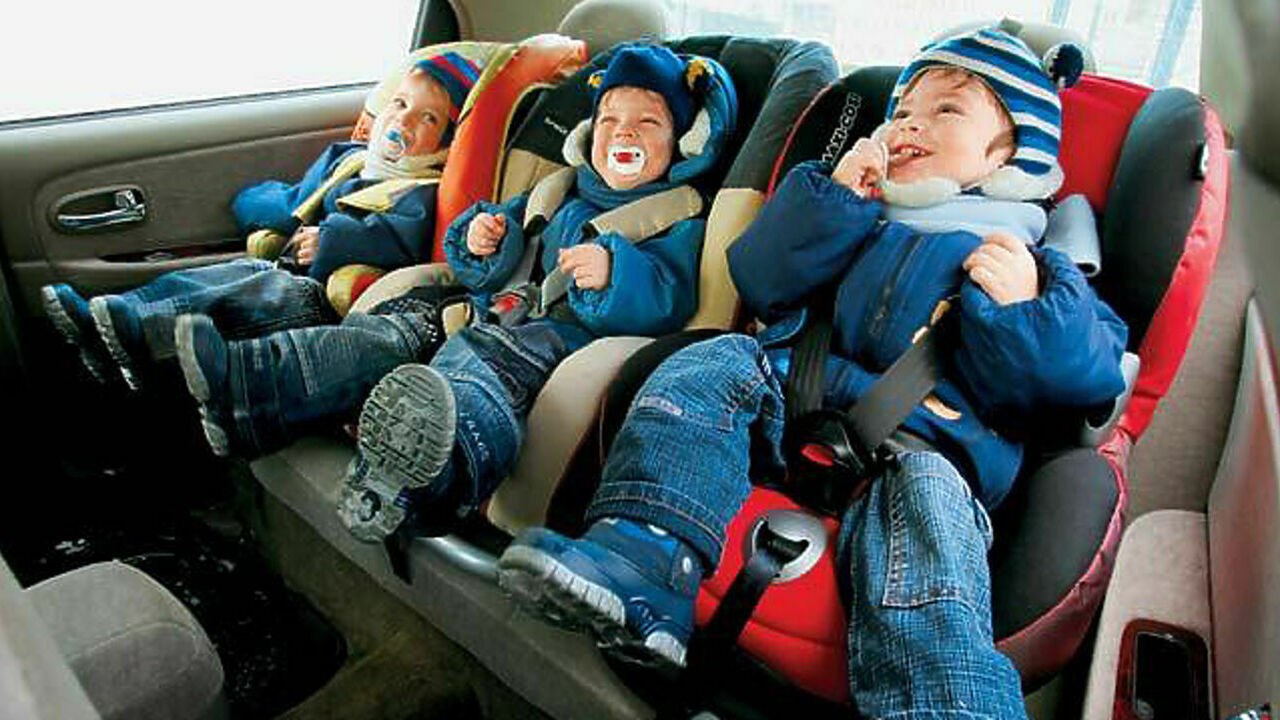 Автокресло для двойни. Трое на заднем сиденье. Три детских кресла на заднем сиденье. Трое на заднем сиденье. Автомобиль для детей.