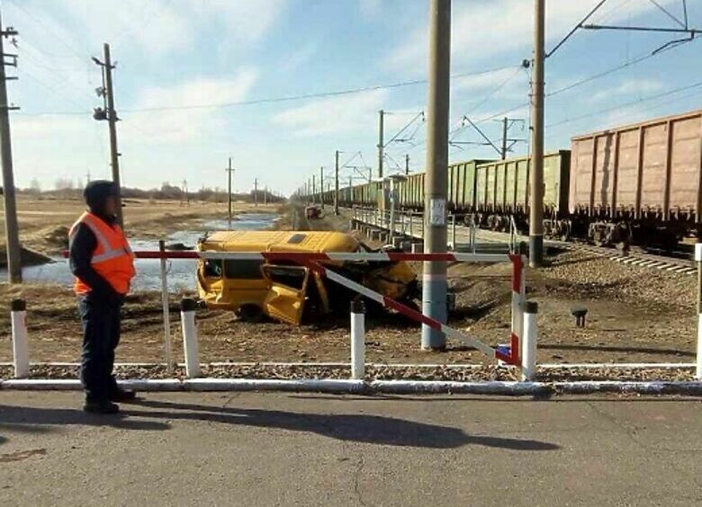 Изображение В Омске школьный автобус врезался в товарный поезд