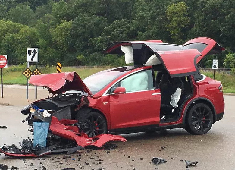 Изображение Пассажиры кроссовера Tesla Model X чуть не сгорели заживо