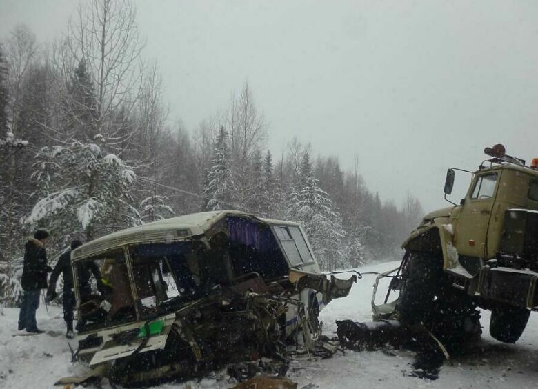 Изображение В Коми грузовик протаранил автобус: 40 человек пострадали