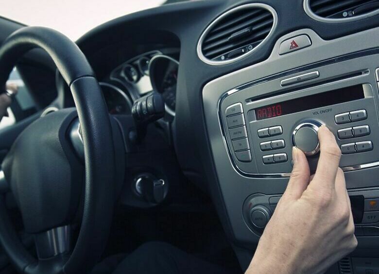 Изображение Переносной приемник в машине, или Как водители слушали музыку в прошлом веке
