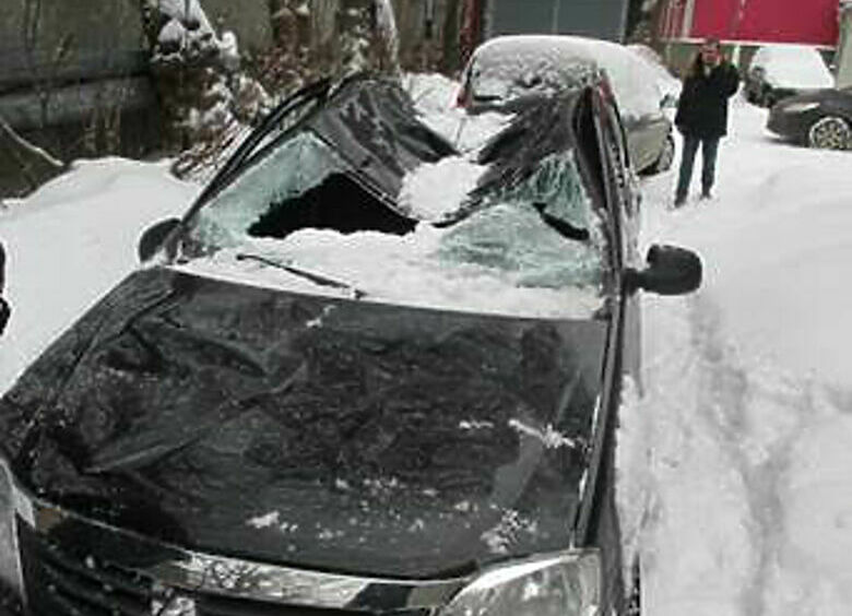 Изображение Названы самые дорогие сосульки минувшей зимы, упавшие на машины