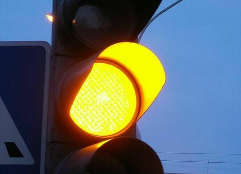 Изображение Можно ли ехать на желтый сигнал светофора