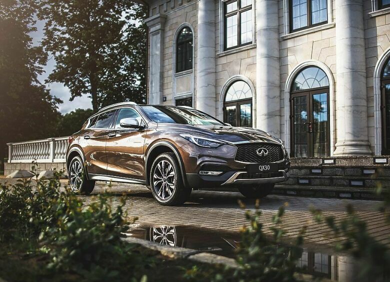 Изображение Тест-драйв Infiniti Q30: смешение кровей