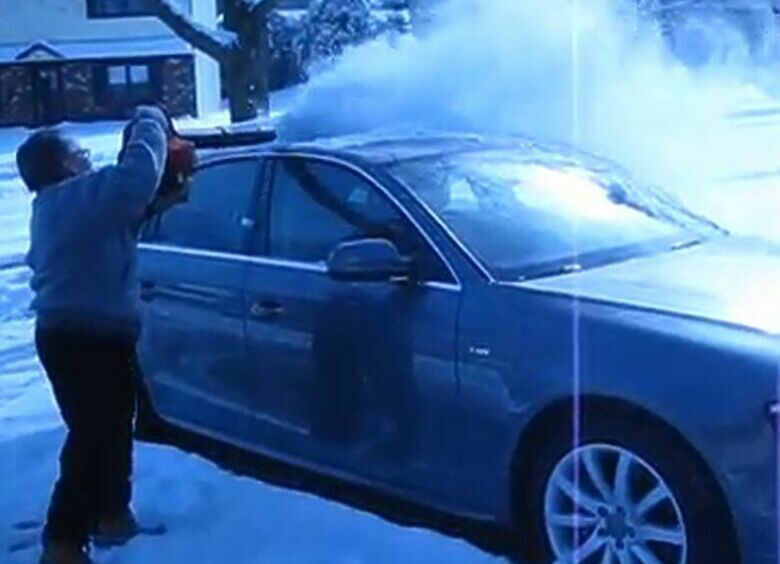 Изображение Как избавиться от снега на машине без щетки и скребка