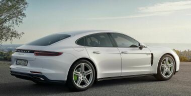 Porsche презентует мощную Panamera E-Hybrid в марте